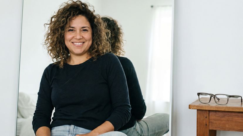 How to Tell If You Have a Round Face Shape (And the Best Ways to Style It)
