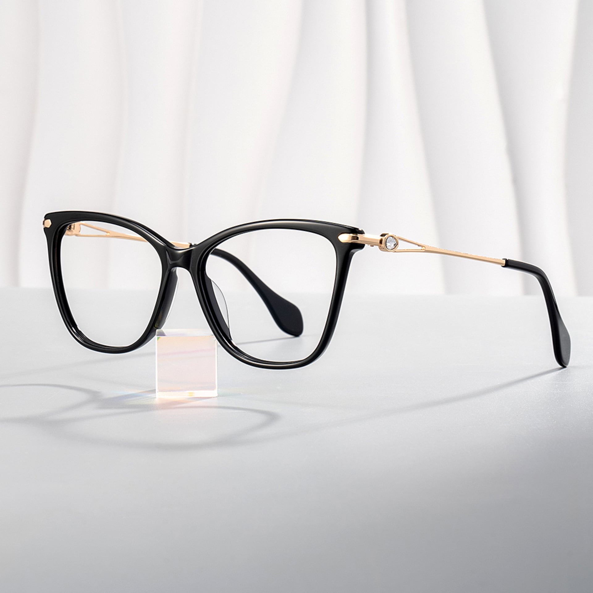 Butterfly-Shaped Spectacles With Shiny Diamond On The Temples0