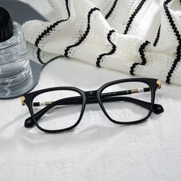 Delilah Square Black Glasses3