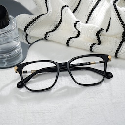 Delilah Square Black Glasses3