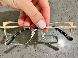 in love with this pair!!! Cute and beautiful details . Not heavy at al0